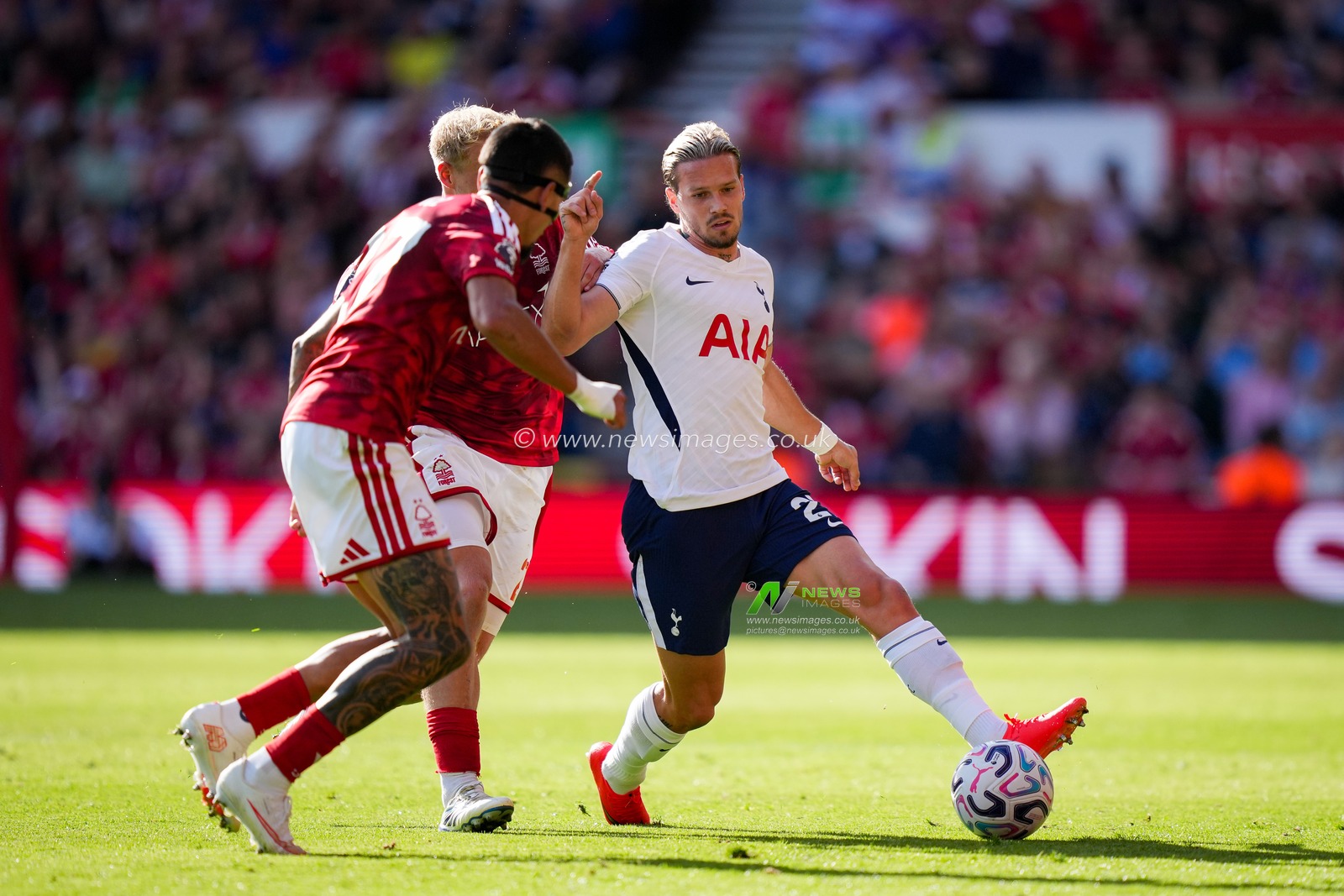 Mykhaylo Mudryk of Tottenham Hotspur dribbles the ball during the Premier League match Nottingham Forest vs Tottenham Hotspur at City Ground, Nottingham, United Kingdom on 05 September 2026

(Photo by Maynard Manyowa/News Images)