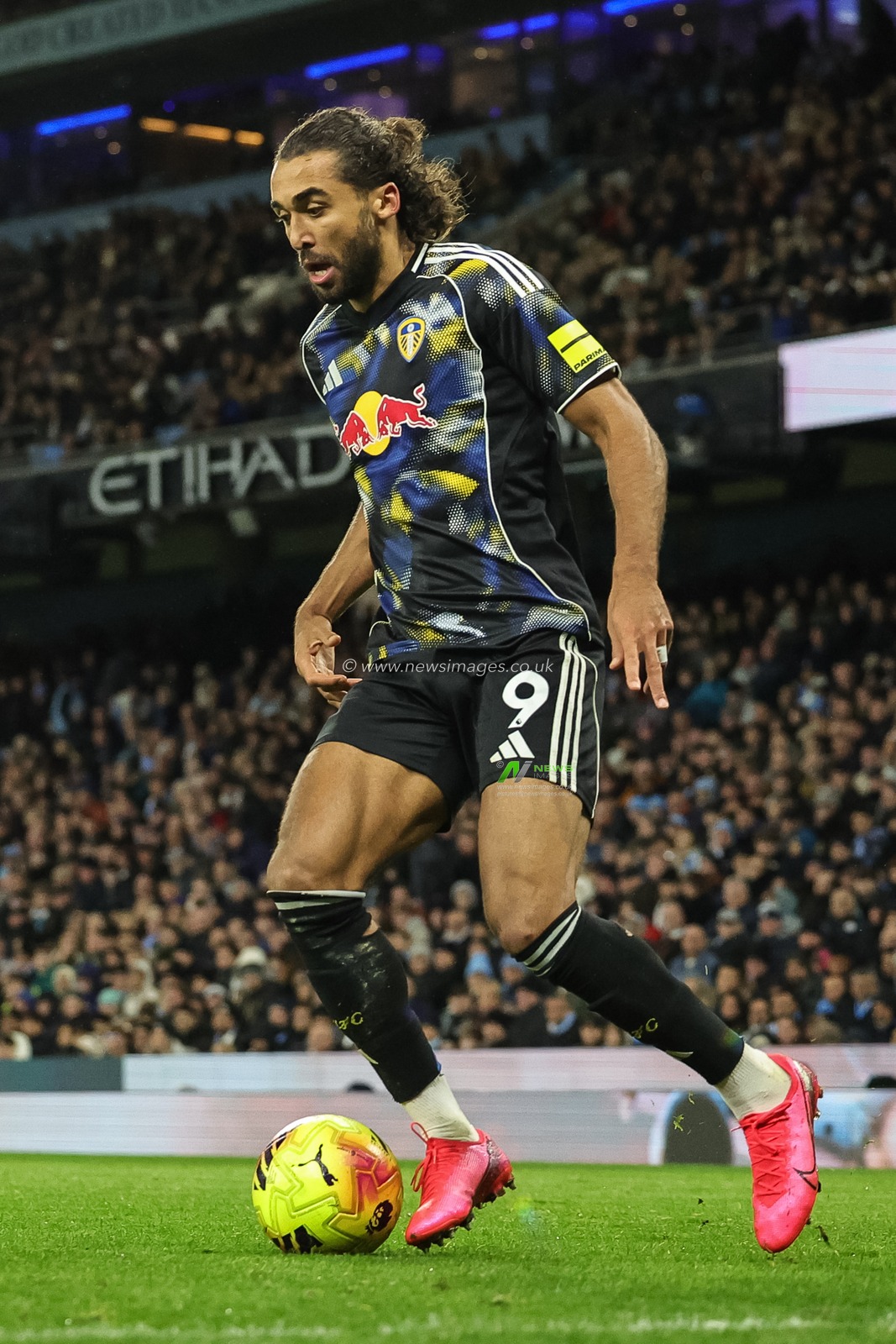 Dominic Calvert-Lewin of Leeds United breaks with the ball during the Premier League match Manchester City vs Leeds United at Etihad Stadium, Manchester, United Kingdom, 29th November 2025

(Photo by Mark Cosgrove/News Images)

*** GER AUT SUI OUT ***