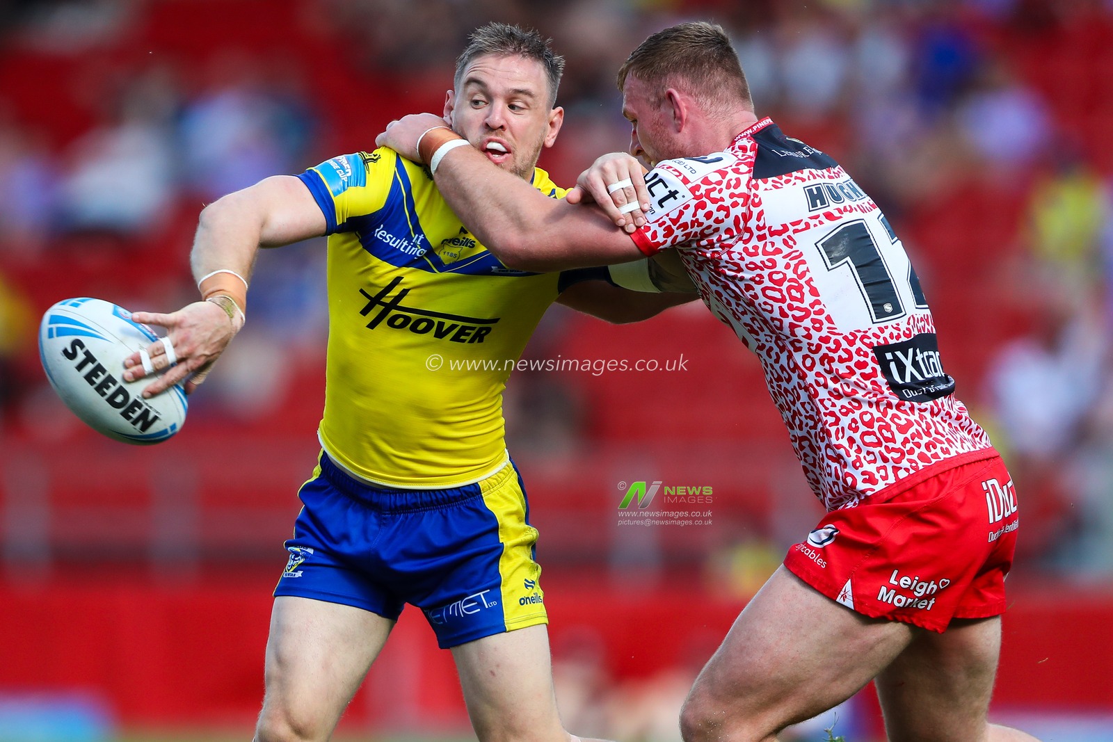 Matt Dufty of Warrington Wolves passes the ball during the Betfred Challenge Cup Semi-final match Warrington Wolves vs Leigh Leopards at Totally Wicked Stadium, St Helens, United Kingdom, 11th May 2025

(Photo by Gareth Evans/News Images)