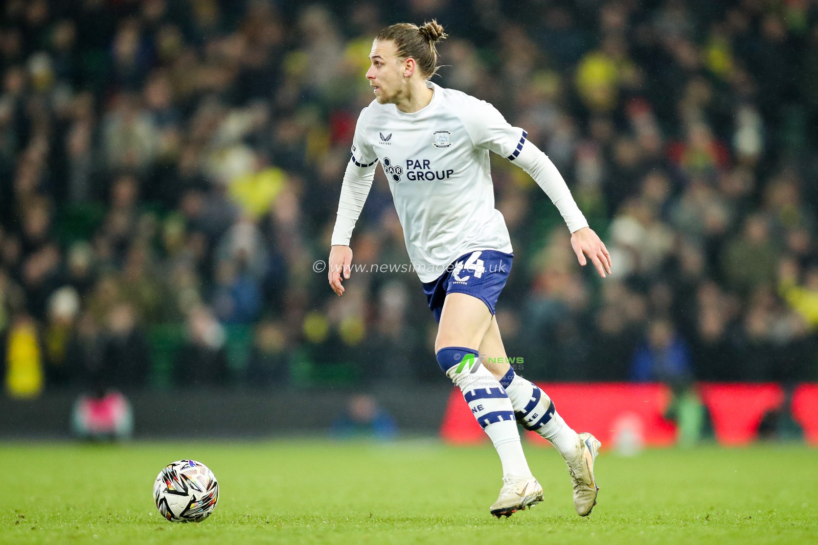 Brad Potts of Preston North End runs with the ball during the Sky Bet Championship match Norwich City vs Preston North End at Carrow Road, Norwich, United Kingdom, 11th February 2025

(Photo by Izzy Poles/News Images)