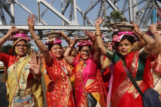 Hindu women devotees carry pots- activists take part in a religious rally walk past Howrah bridge in over the Ganga River in Kolkata, India on January 26,2025,Pictures by Debajyoti Chakraborty.(Photo: Debajyoti Chakraborty/News Images)