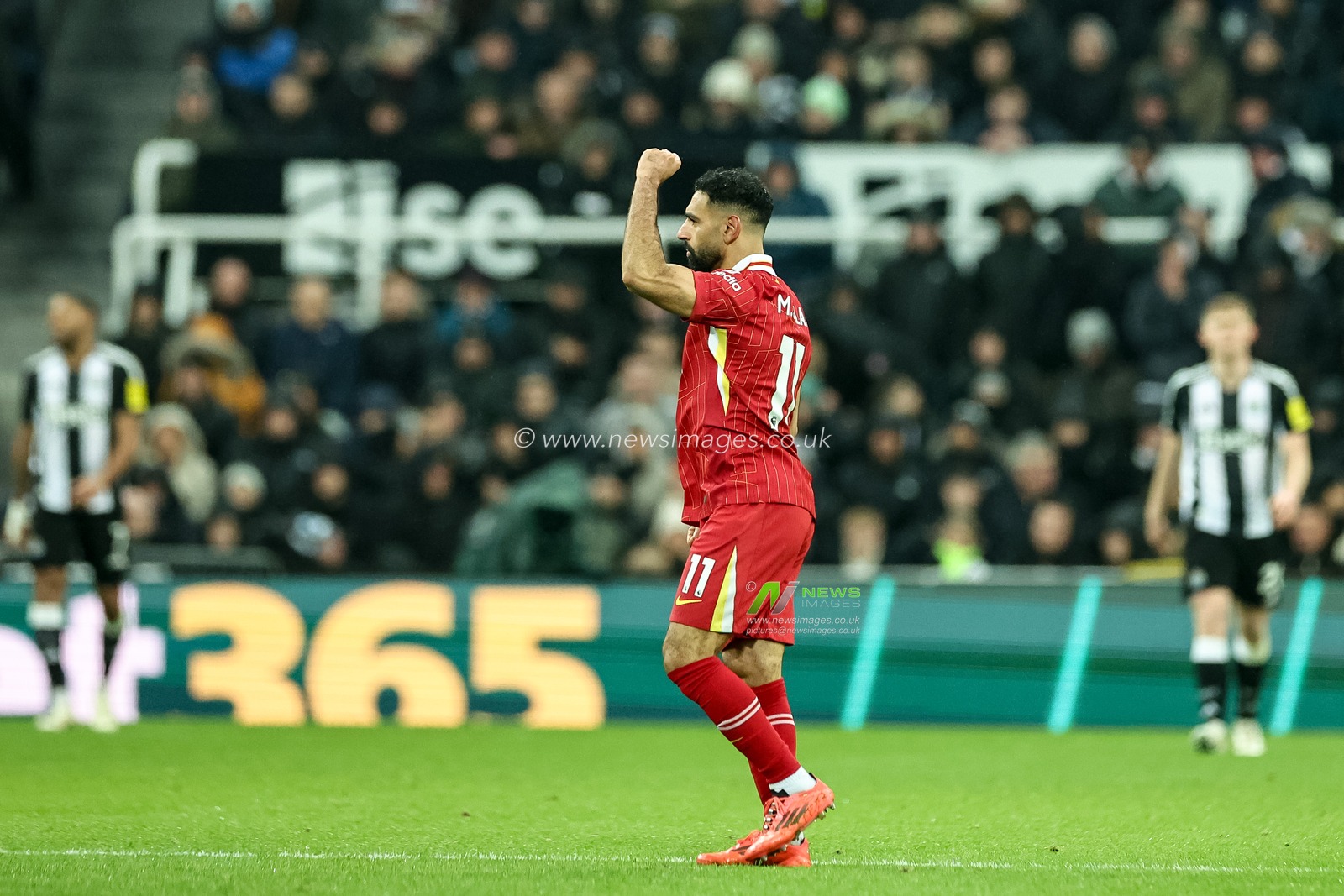 Mohamed Salah of Liverpool celebrates his goal to make it 2-2 during the Premier League match Newcastle United vs Liverpool at St. James' Park, Newcastle, United Kingdom, 4th December 2024

(Photo by Mark Cosgrove/News Images)
