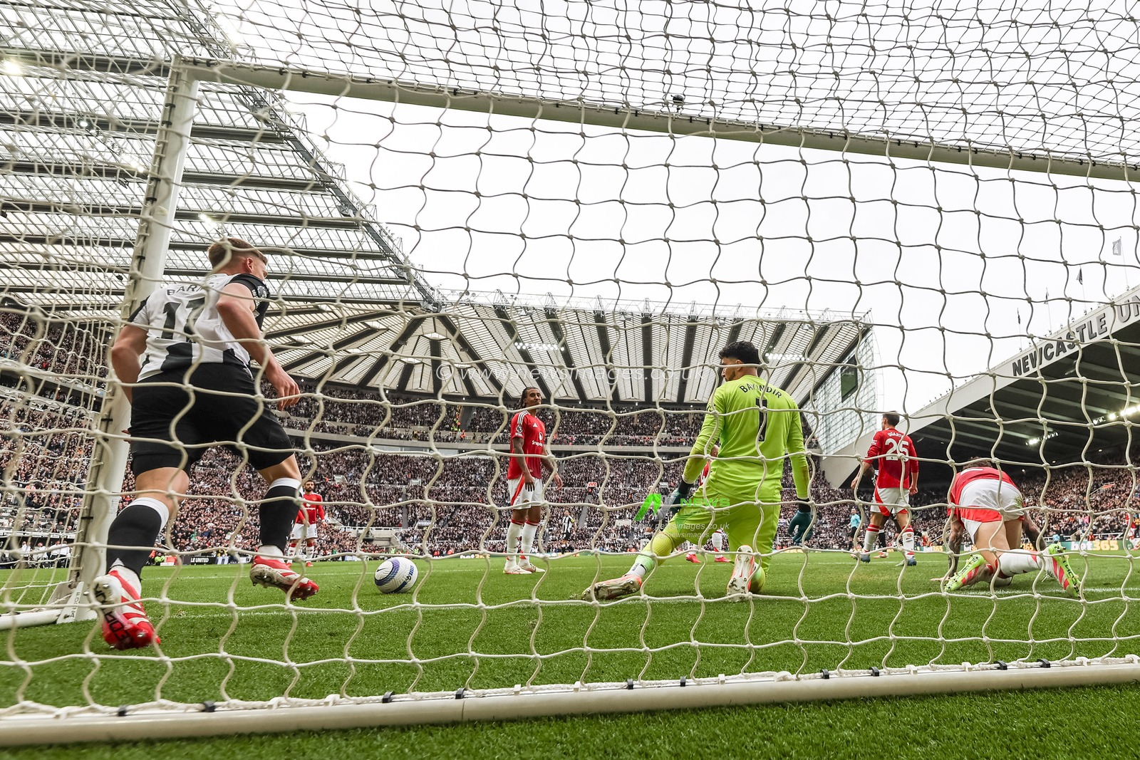 Harvey Barnes of Newcastle United scores to make it 2-1 during the Premier League match Newcastle United vs Manchester United at St. James's Park, Newcastle, United Kingdom, 13th April 2025

(Photo by Mark Cosgrove/News Images)