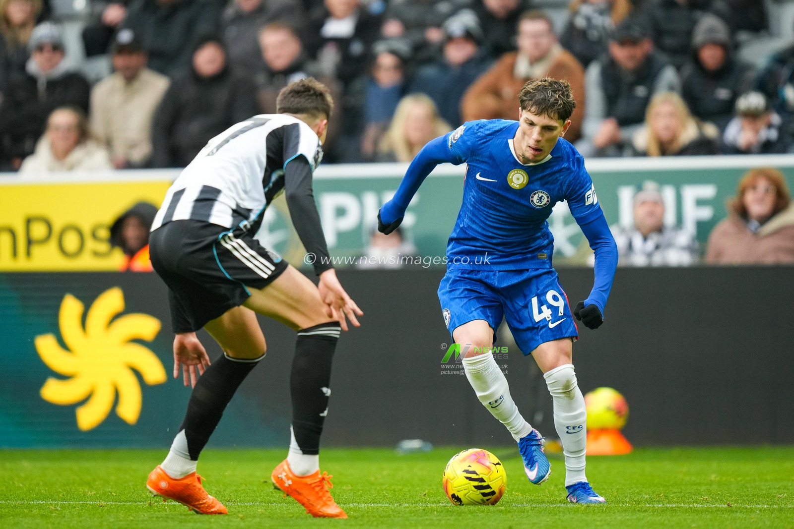 Alejandro Garnacho of Chelsea dribbles the ball during the Premier League match Newcastle United vs Chelsea at St. James's Park, Newcastle, United Kingdom, 20th December 2025

(Photo by Maynard Manyowa/News Images)

*** GER AUT SUI OUT ***