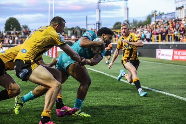 Taane Milne of Huddersfield Giants goes over for a try during the Betfred Super League round 17 match Castleford Tigers vs Huddersfield Giants at The Mend-A-Hose Jungle, Castleford, United Kingdom, 3rd July 2025

(Photo by Alfie Cosgrove/News Images)