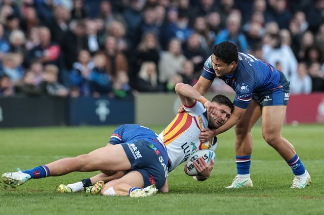 Tommy Makinson of Catalans Dragons is tackled by Mike McMeeken of Wakefield Trinity and Mason Lino of Wakefield Trinity during the Betfred Super League round 11 match Wakefield Trinity vs Catalans Dragons at DIY Kitchens Stadium, Wakefield, United Kingdom on 15 May 2026

(Photo by Mark Cosgrove/News Images)