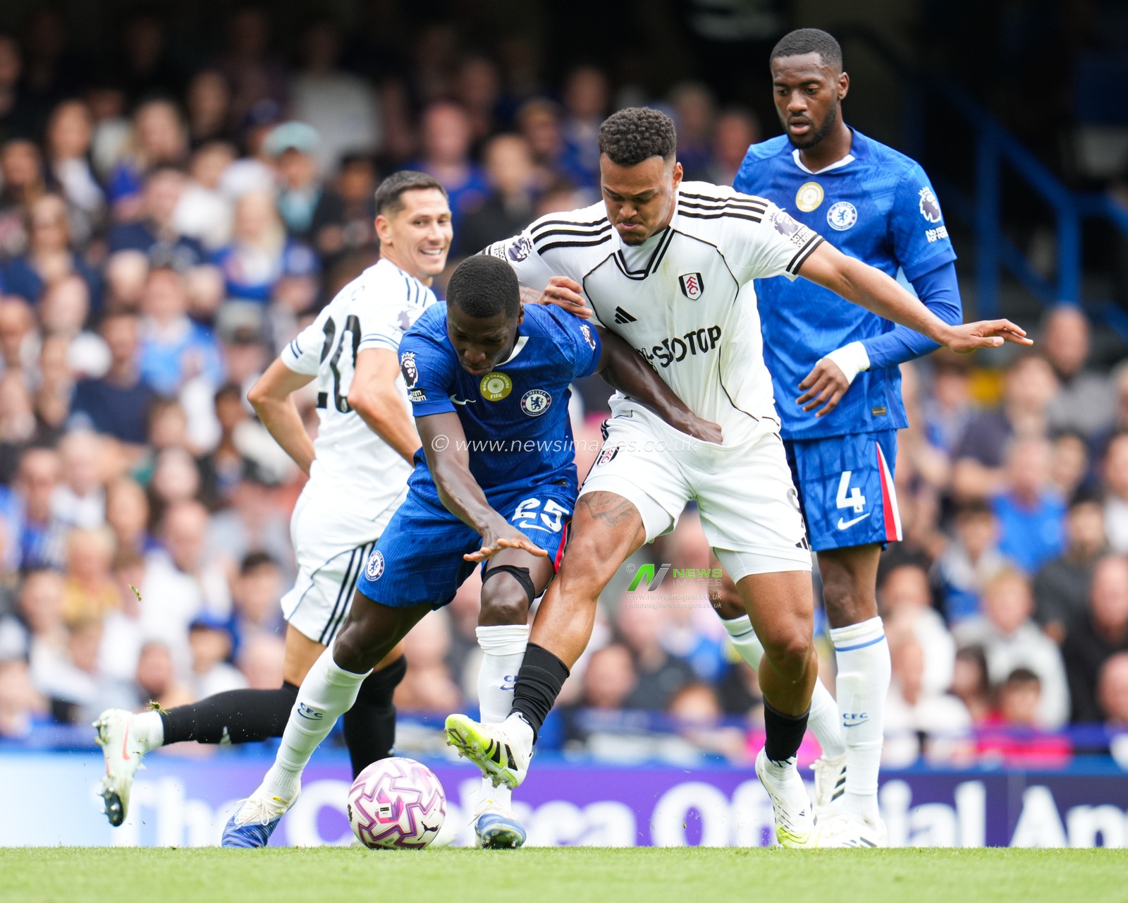 Trevoh Chalobah of Chelsea and Rodrigo Muniz of Fulham battle during the Premier League match Chelsea vs Fulham at Stamford Bridge, London, United Kingdom, 30th August 2025

(Photo by Harvey Murphy/News Images)