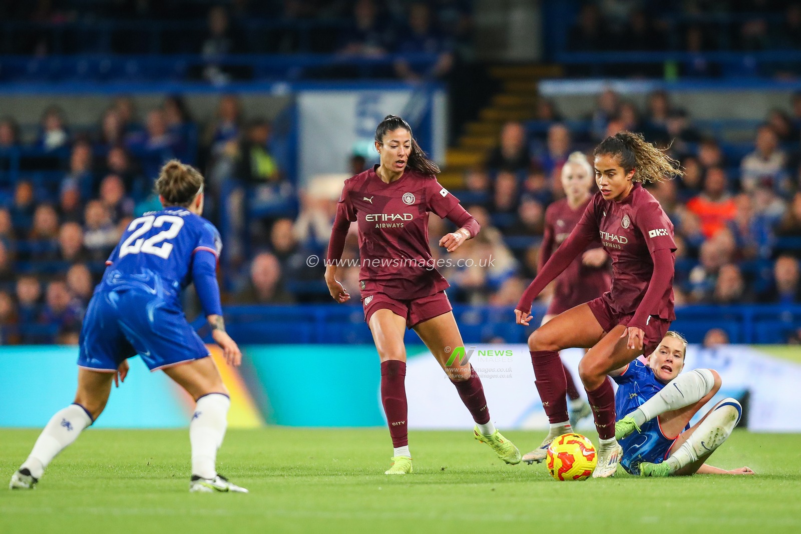 Mary Fowler of Manchester City Women is challenged by Nathalie Bjorn of Chelsea Women during the Barclays Women's Super League match Chelsea FC Women vs Manchester City Women at Stamford Bridge, London, United Kingdom, 16th November 2024

(Photo by Izzy Poles/News Images)