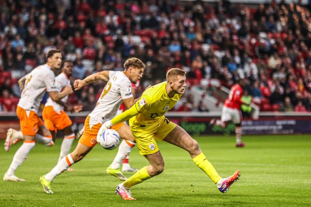 Barnsley goalkeeper Rogan Ravenhill throws the ball out during the Sky Bet League One match Barnsley vs Blackpool at Oakwell, Barnsley, United Kingdom on 02 September 2026

(Photo by Alfie Cosgrove/News Images)