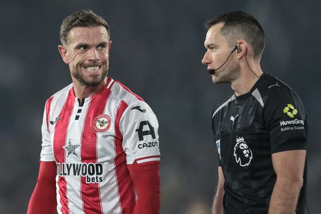 Jordan Henderson of Brentford reacts at Referee Jarred Gillett during the Premier League match Leeds United vs Brentford at Elland Road, Leeds, United Kingdom on 21 March 2026

(Photo by Mark Cosgrove/News Images)