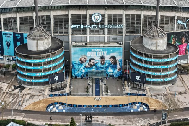 The players entrance with Welcome to our City mural of Erling Haaland, Bernardo Silva, Rodrigo and Ruben Dias of Manchester City during the Carabao Cup Semi-Final second leg match Manchester City vs Newcastle United at Etihad Stadium, Manchester, United Kingdom, 4th February 2026

(Photo by Mark Cosgrove/News Images)