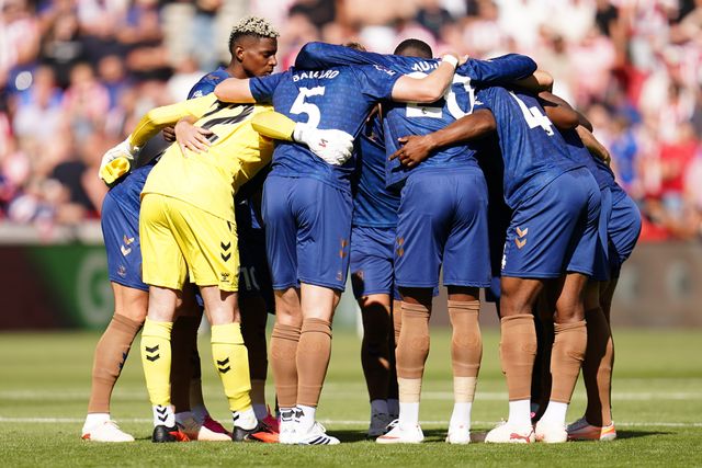 Sunderland players huddle ahead of kick off during the Premier League match Brentford vs Sunderland at GTECH Community Stadium, London, United Kingdom on 05 September 2026

(Photo by Harvey Murphy/News Images)
