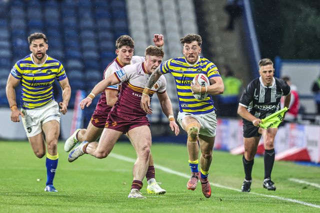 Matty Ashton of Warrington Wolves breaks with the ball during the Betfred Super League round 10 match Huddersfield Giants vs Warrington Wolves at Accu Stadium, Huddersfield, United Kingdom on 02 May 2026

(Photo by Alfie Cosgrove/News Images)