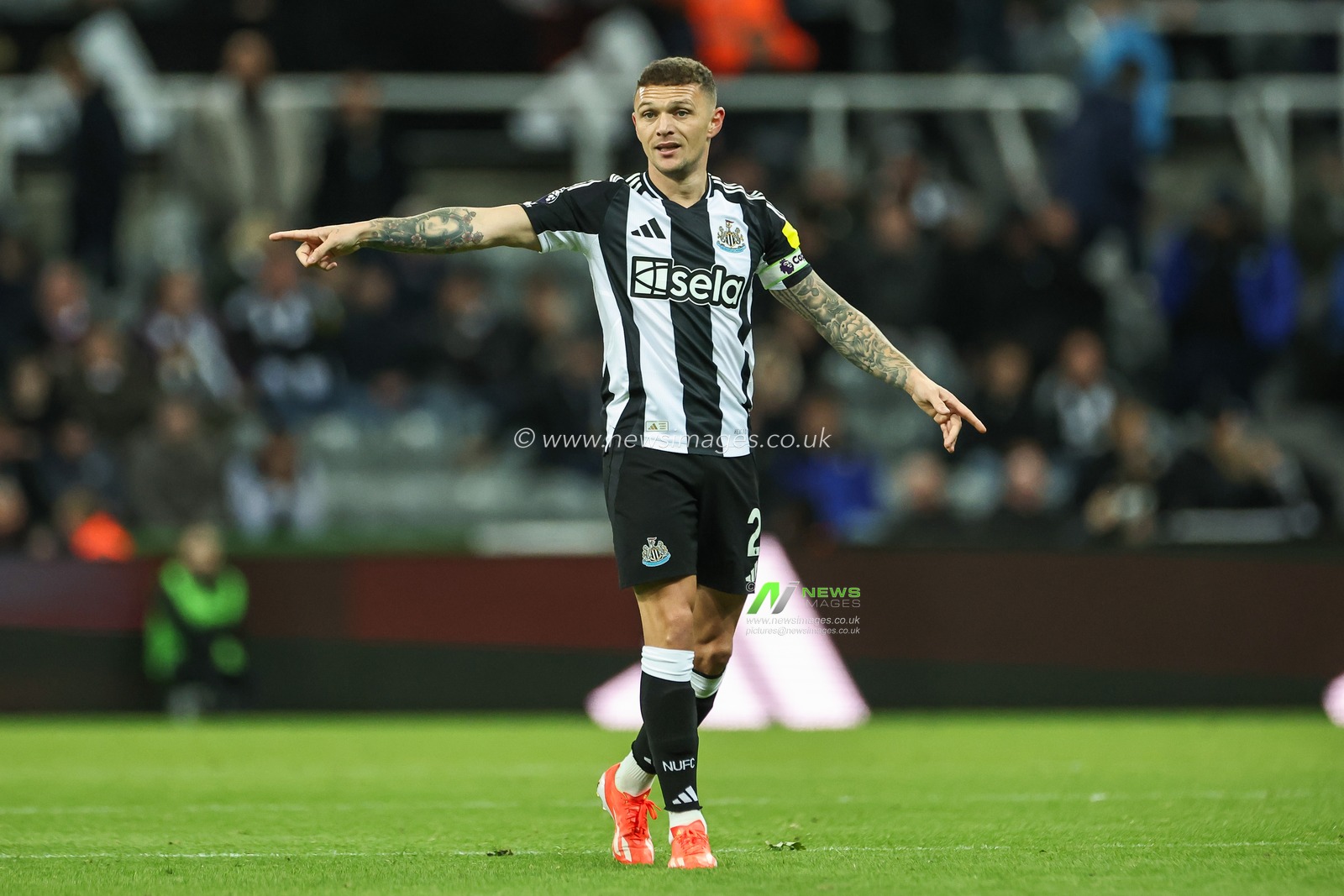 Kieran Trippier of Newcastle United gives his team instructions during the Premier League match Newcastle United vs West Ham United at St. James's Park, Newcastle, United Kingdom, 25th November 2024

(Photo by Mark Cosgrove/News Images)