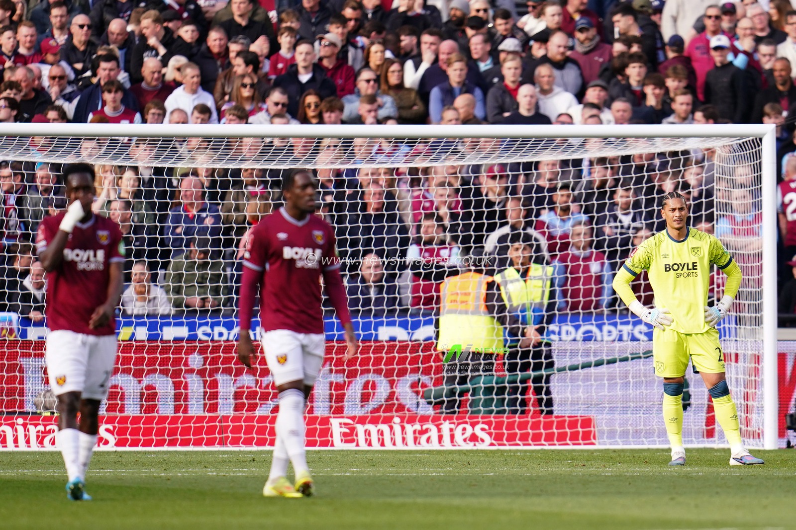 West Ham United goalkeeper Alphonse Areola after Leeds goal during the Emirates FA Cup Quarter-Final match West Ham United vs Leeds United at London Stadium, London, United Kingdom on 04 April 2026

(Photo by Harvey Murphy/News Images)