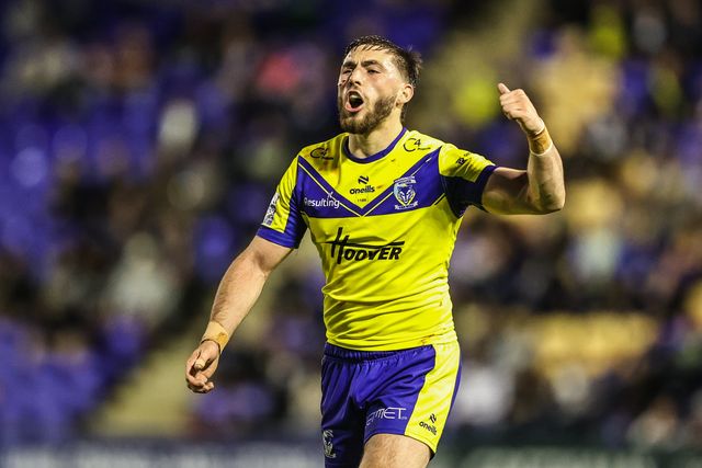 Adam Holroyd of Warrington Wolves gives team mates instructions during the Betfred Super League Round 24 match Warrington Wolves vs Salford Red Devils at Halliwell Jones Stadium, Warrington, United Kingdom, 29th August 2025

(Photo by Alfie Cosgrove/News Images)