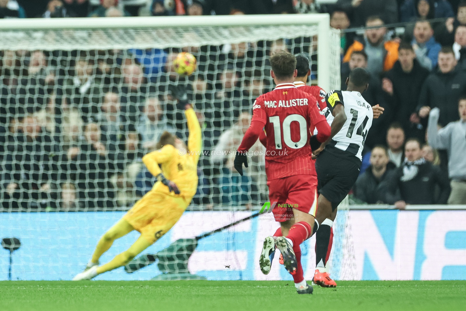 Alexander Isak of Newcastle United scores to make it 1-0 during the Premier League match Newcastle United vs Liverpool at St. James' Park, Newcastle, United Kingdom, 4th December 2024

(Photo by Mark Cosgrove/News Images)