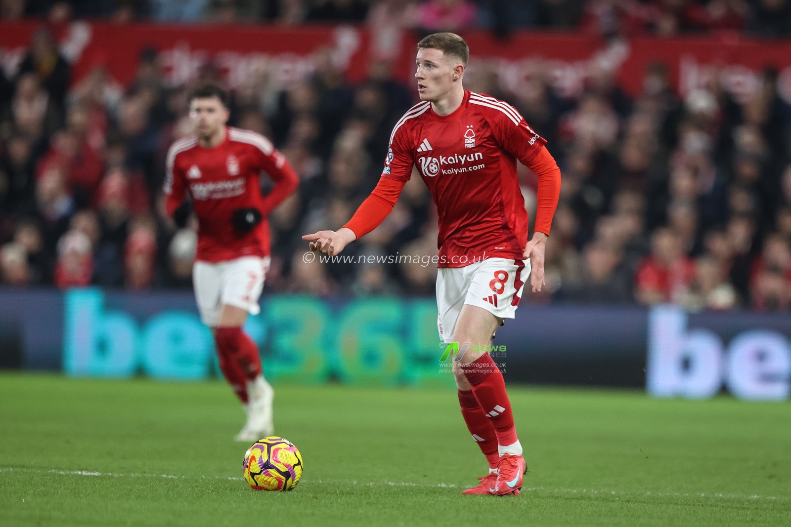 Elliot Anderson of Nottingham Forest looks for a pass during the Premier League match Nottingham Forest vs Liverpool at City Ground, Nottingham, United Kingdom, 14th January 2025

(Photo by Alfie Cosgrove/News Images)