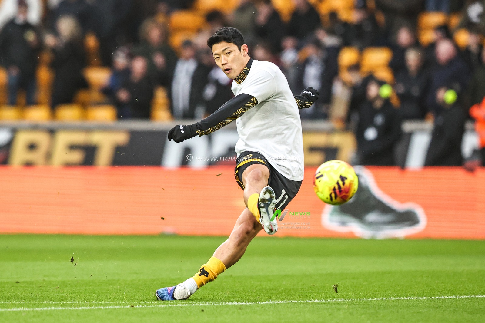 Hwang Hee-Chan of Wolverhampton Wanderers in the pregame warmup session during the Premier League match Wolverhampton Wanderers vs Newcastle United at Molineux, Wolverhampton, United Kingdom, 18th January 2026

(Photo by Alfie Cosgrove/News Images)