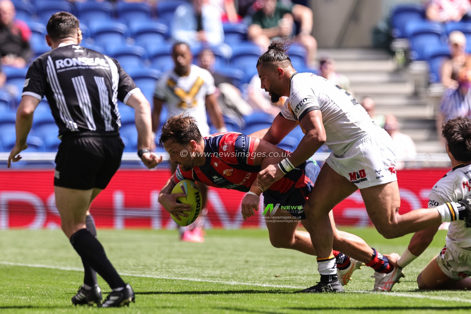 Tyson Smoothy of Wakefield Trinity goes over for a try during the Betfred Super League Magic Weekend match Wakefield Trinity vs Castleford Tigers at Hill Dickinson Stadium, Liverpool, United Kingdom on 05 July 2026

(Photo by Mark Cosgrove/News Images)