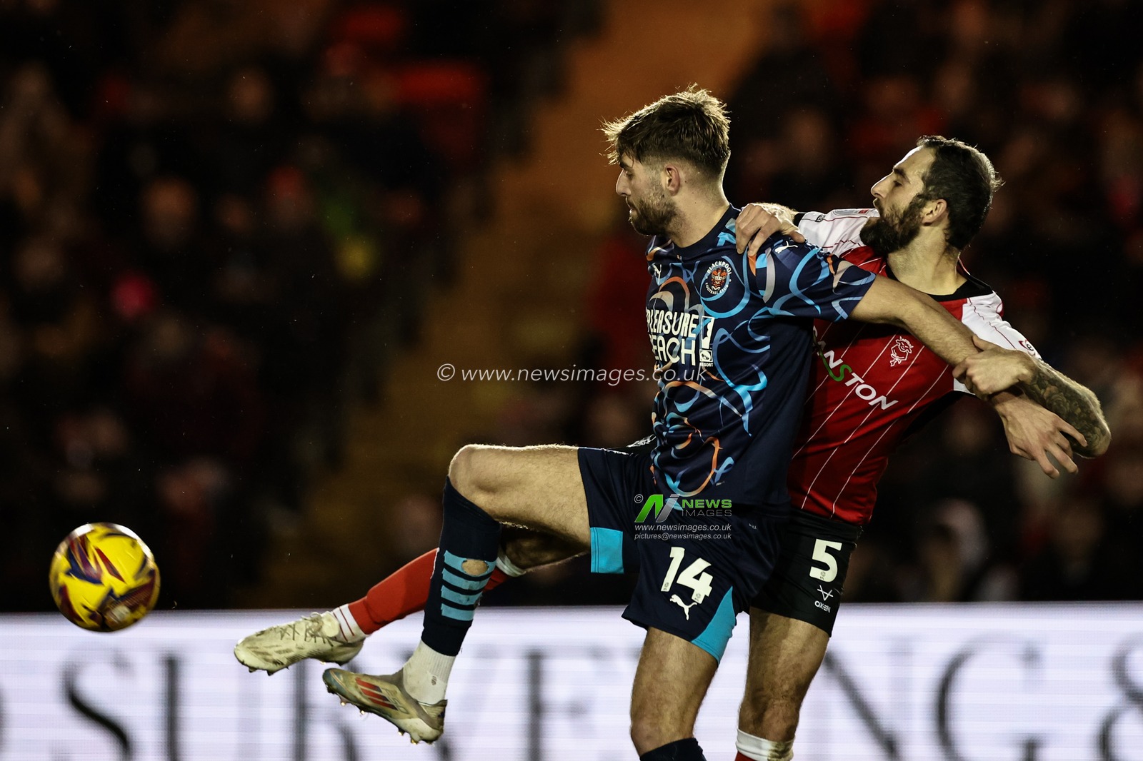Tom Bloxham of Blackpool holds off Adam Jackson of Lincoln City during the Sky Bet League 1 match Lincoln City vs Blackpool at Gelder Group Sincil Bank Stadium, Lincoln, United Kingdom, 28th January 2025

(Photo by Mark Cosgrove/News Images)