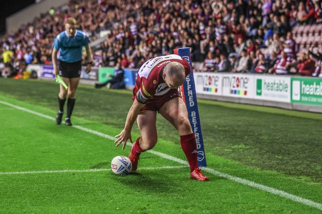 Liam Marshall of Wigan Warriors goes over for a try to make it 16-0 during the Betfred Super League Round 26 match Wigan Warriors vs Castleford Tigers at The Brick Community Stadium, Wigan, United Kingdom, 12th September 2025

(Photo by Alfie Cosgrove/News Images)