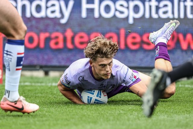 Arron Lindop of Warrington Wolves goes over for a try during the Betfred Super League Round 11 match Wakefield Trinity vs Warrington Wolves at DIY Kitchens Stadium, Wakefield, United Kingdom, 18th May 2025

(Photo by Alfie Cosgrove/News Images)