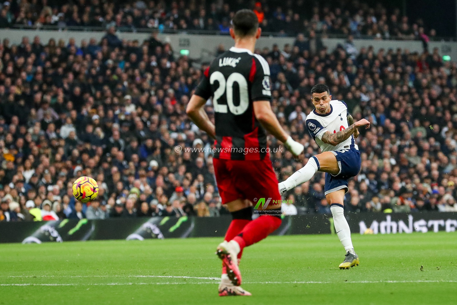 Pedro Porro of Tottenham Hotspur shoots during the Premier League match Tottenham Hotspur vs Fulham at Tottenham Hotspur Stadium, London, United Kingdom, 1st December 2024

(Photo by Izzy Poles/News Images)