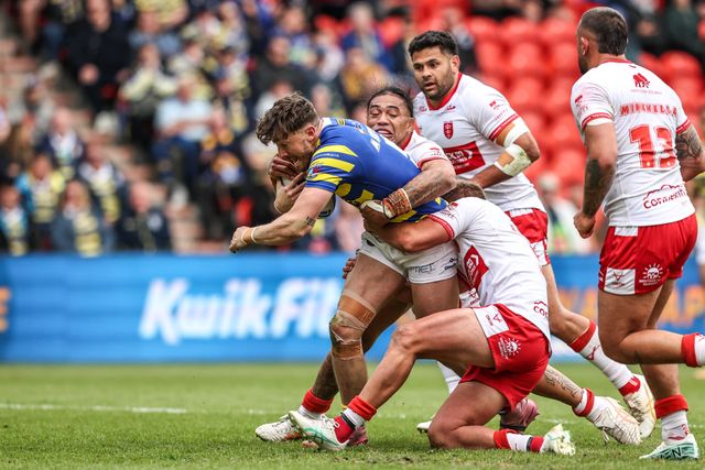 Matty Ashton of Warrington Wolves is tackled by Tom Amone of Hull KR during the Betfred Challenge Cup Semi-Finals match Warrington Wolves vs Hull KR at Eco-Power Stadium, Doncaster, United Kingdom on 10 May 2026

(Photo by Alfie Cosgrove/News Images)