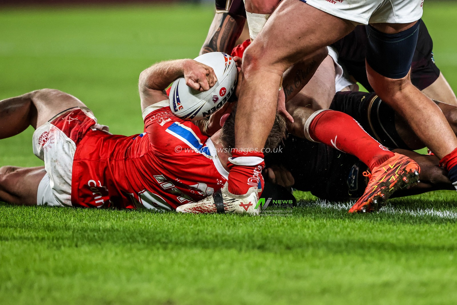 Jez Litten of Hull KR gets under the ball to stop Ezra Mam of Brisbane Broncos going over for a try going over for a try during the World Club Challenge 2026 match Hull KR vs Brisbane Broncos at MKM Stadium, Hull, United Kingdom on 19 February 2026

(Photo by Alfie Cosgrove/News Images)