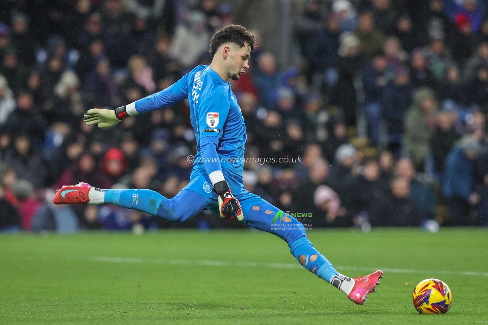 James Trafford of Burnley in action during the Sky Bet Championship match Burnley vs Leeds United at Turf Moor, Burnley, United Kingdom, 27th January 2025

(Photo by Alfie Cosgrove/News Images)