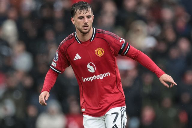 Mason Mount of Manchester United gives his team instructions during the Premier League match Manchester United vs Sunderland at Old Trafford, Manchester, United Kingdom, 4th October 2025

(Photo by Mark Cosgrove/News Images)