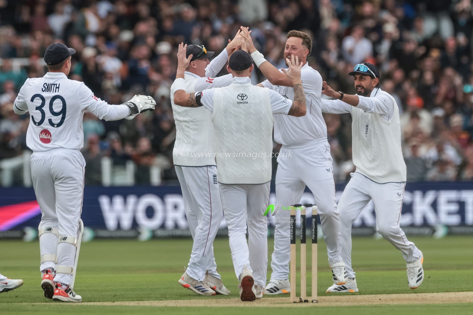 Ollie Robinson of England celebrates the wicket of Devon Conway of New Zealand during the 1st Rothesay Test Match Day 1 England vs New Zealand at Lords, London, United Kingdom on 04 June 2026

(Photo by Mark Cosgrove/News Images)