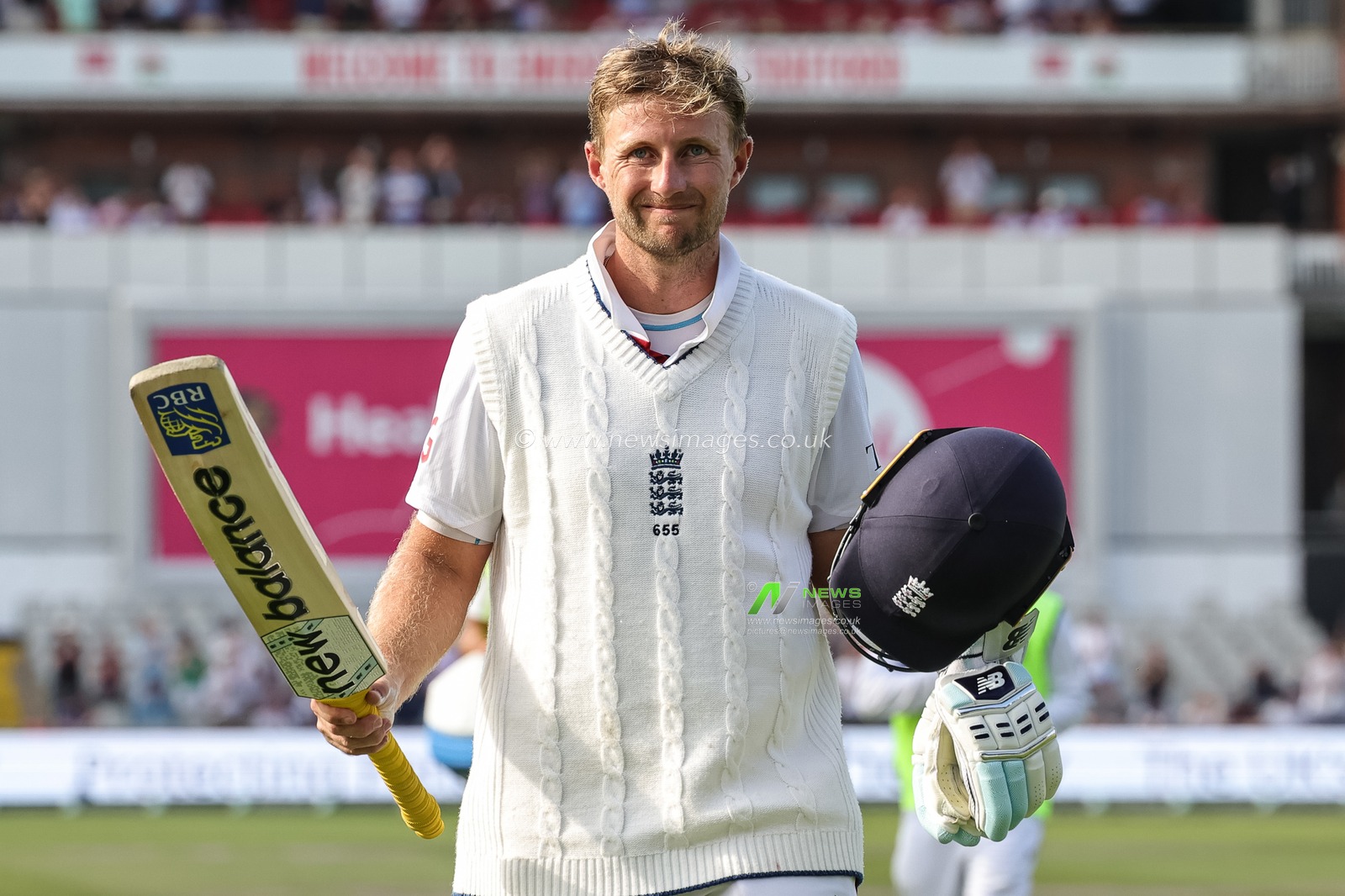 Joe Root of England leaves the field of play to a standing ovation after he’s dismissed on 150 runs during the 4th Rothesay Test Match match Day 3 England vs India at Old Trafford Cricket Ground, Manchester, United Kingdom, 25th July 2025

(Photo by Mark Cosgrove/News Images)