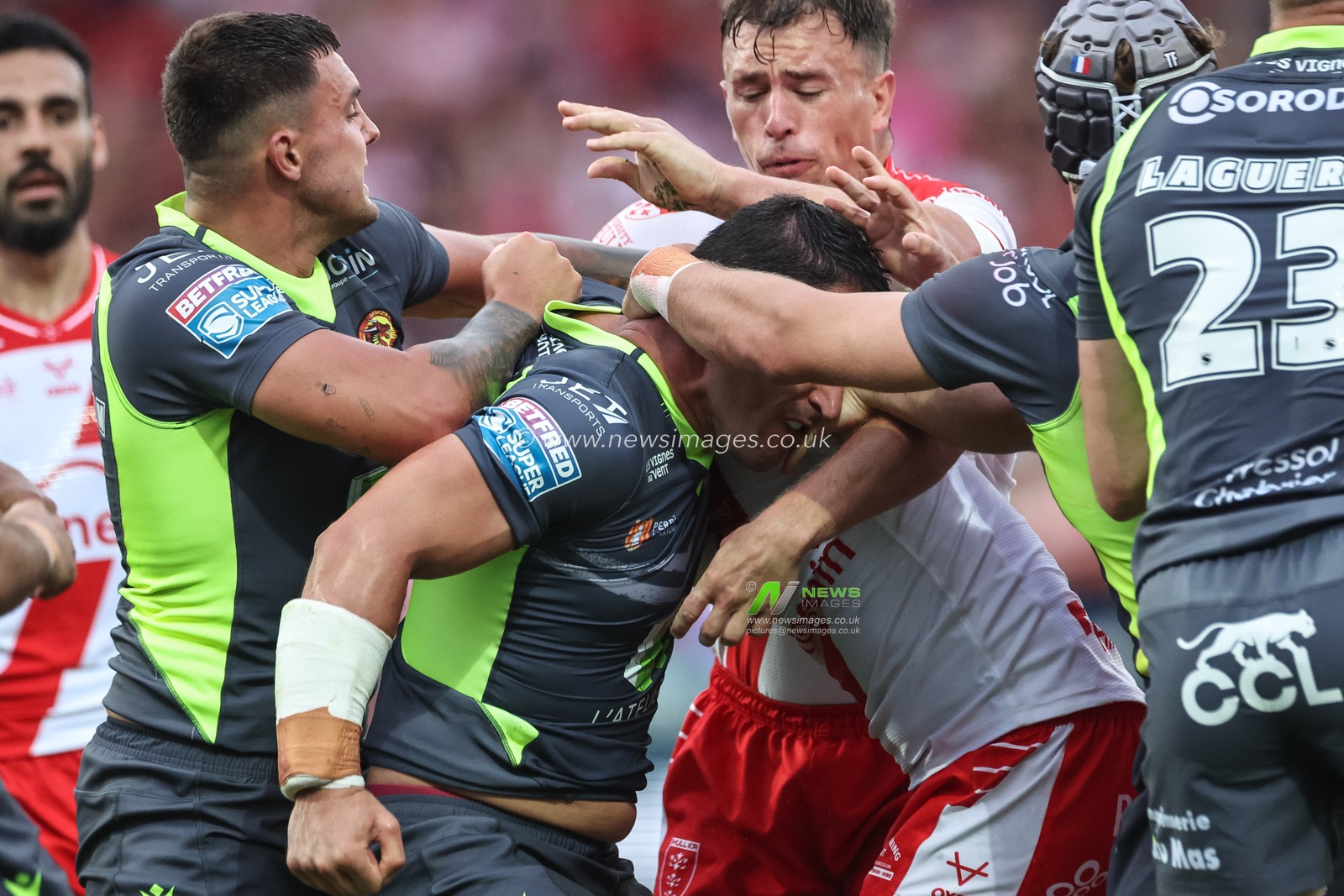 The on field altercation that leads to the red card of Benjamin Garcia of Catalan Dragons during the Betfred Super League Round 14 Hull KR vs Catalans Dragons at Sewell Group Craven Park, Kingston upon Hull, United Kingdom, 13th June 2025

(Photo by Mark Cosgrove/News Images)