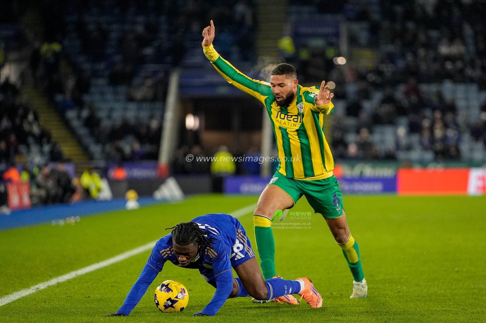Jeremy Monga of Leicester City battles for the ball with George Campbell of West Bromwich Albion during the Sky Bet Championship match Leicester City vs West Bromwich Albion at King Power Stadium, Leicester, United Kingdom, 5th January 2026

(Photo by Maynard Manyowa/News Images)

*** GER AUT SUI OUT ***