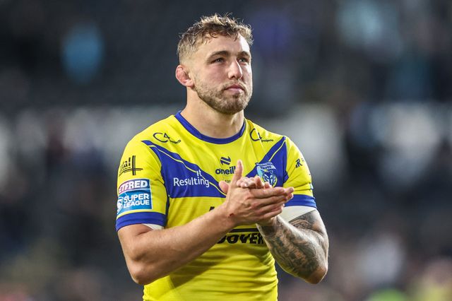 Sam Powell of Warrington Wolves applauds the fans after the game during the Betfred Super League Round 26 match Hull FC vs Warrington Wolves at MKM Stadium, Hull, United Kingdom, 13th September 2025

(Photo by Alfie Cosgrove/News Images)