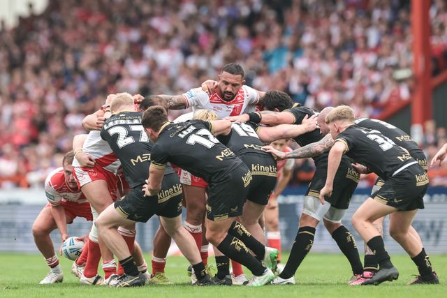 Elliot Minchella of Hull KR instructs a Hull KR scrum during the Betfred Super League Round 25 match Hull KR vs Hull FC at Sewell Group Craven Park, Kingston upon Hull, United Kingdom, 7th September 2025

(Photo by Mark Cosgrove/News Images)