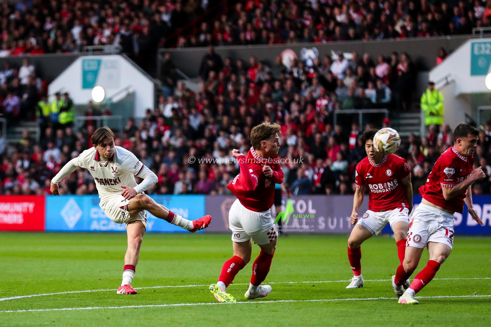 Harrison Burrows of Sheffield United has a shot at goal during the Sky Bet Championship Playoff Semi-final match Bristol City vs Sheffield United at Ashton Gate, Bristol, United Kingdom, 8th May 2025

(Photo by Gareth Evans/News Images)