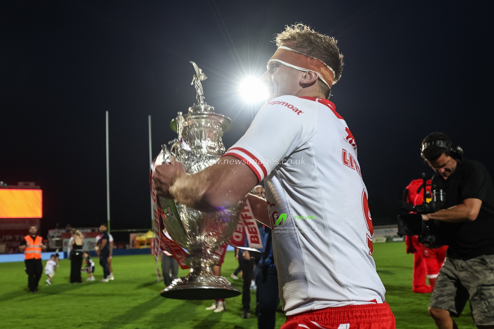 Jez Litten of Hull KR lifts the Challenge Cup in front of packed out Sewell Group Craven Park during the Betfred Super League Round 14 Hull KR vs Catalans Dragons at Sewell Group Craven Park, Kingston upon Hull, United Kingdom, 13th June 2025

(Photo by Mark Cosgrove/News Images)