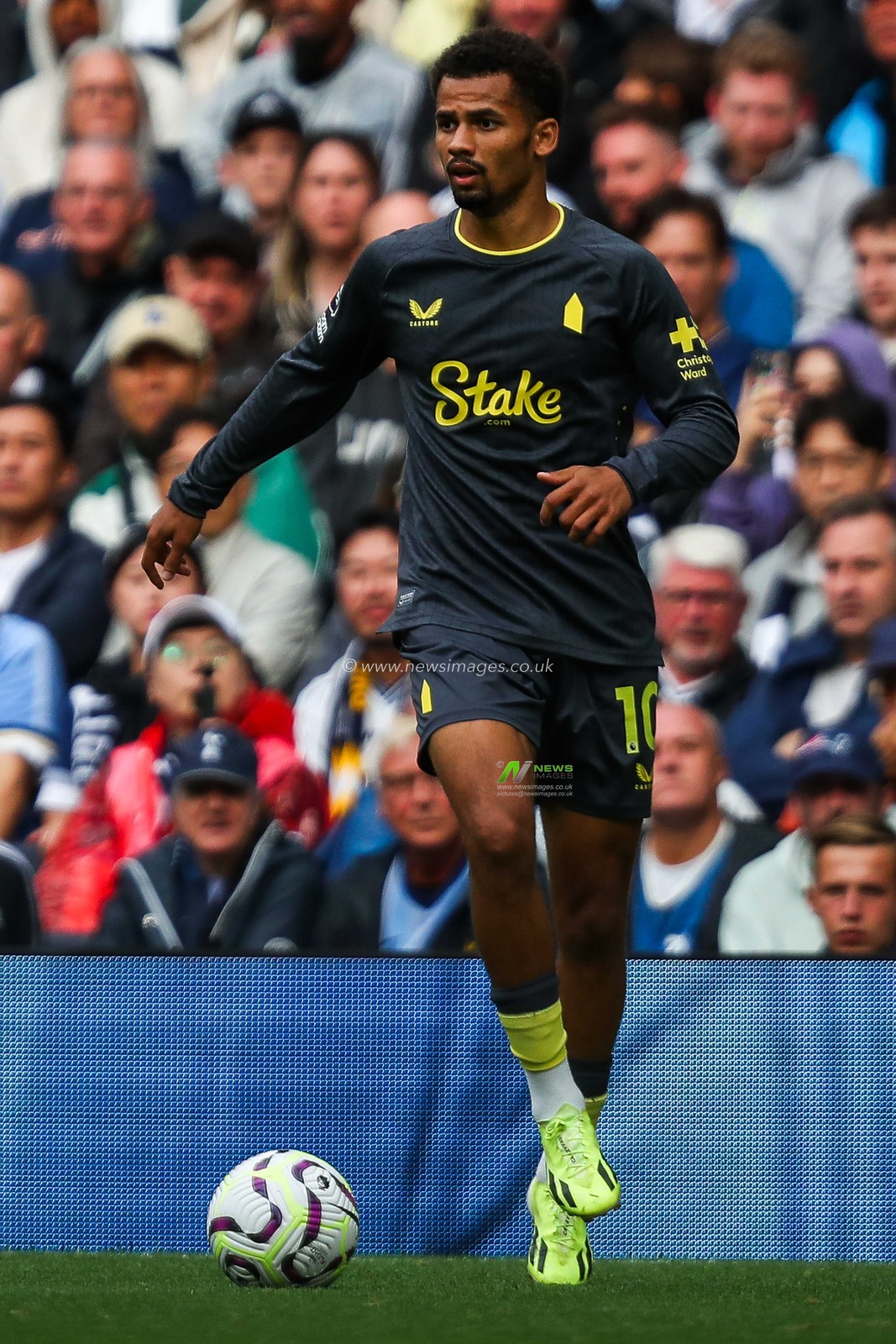 Iliman Ndiaye of Everton runs with the ball during the Premier League match Tottenham Hotspur vs Everton at Tottenham Hotspur Stadium, London, United Kingdom, 24th August 2024

(Photo by Izzy Poles/News Images)