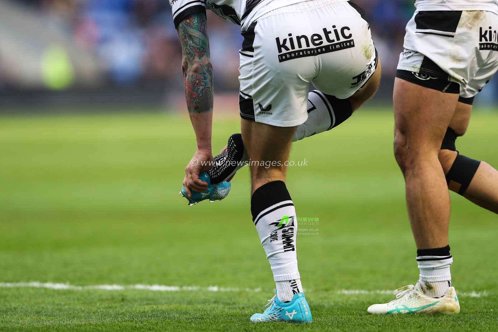 Tom Briscoe of Hull FC puts his boot back on during the Betfred Super League Round 7 match Warrington Wolves vs Hull FC at Halliwell Jones Stadium, Warrington, United Kingdom, 12th April 2025

(Photo by Gareth Evans/News Images)