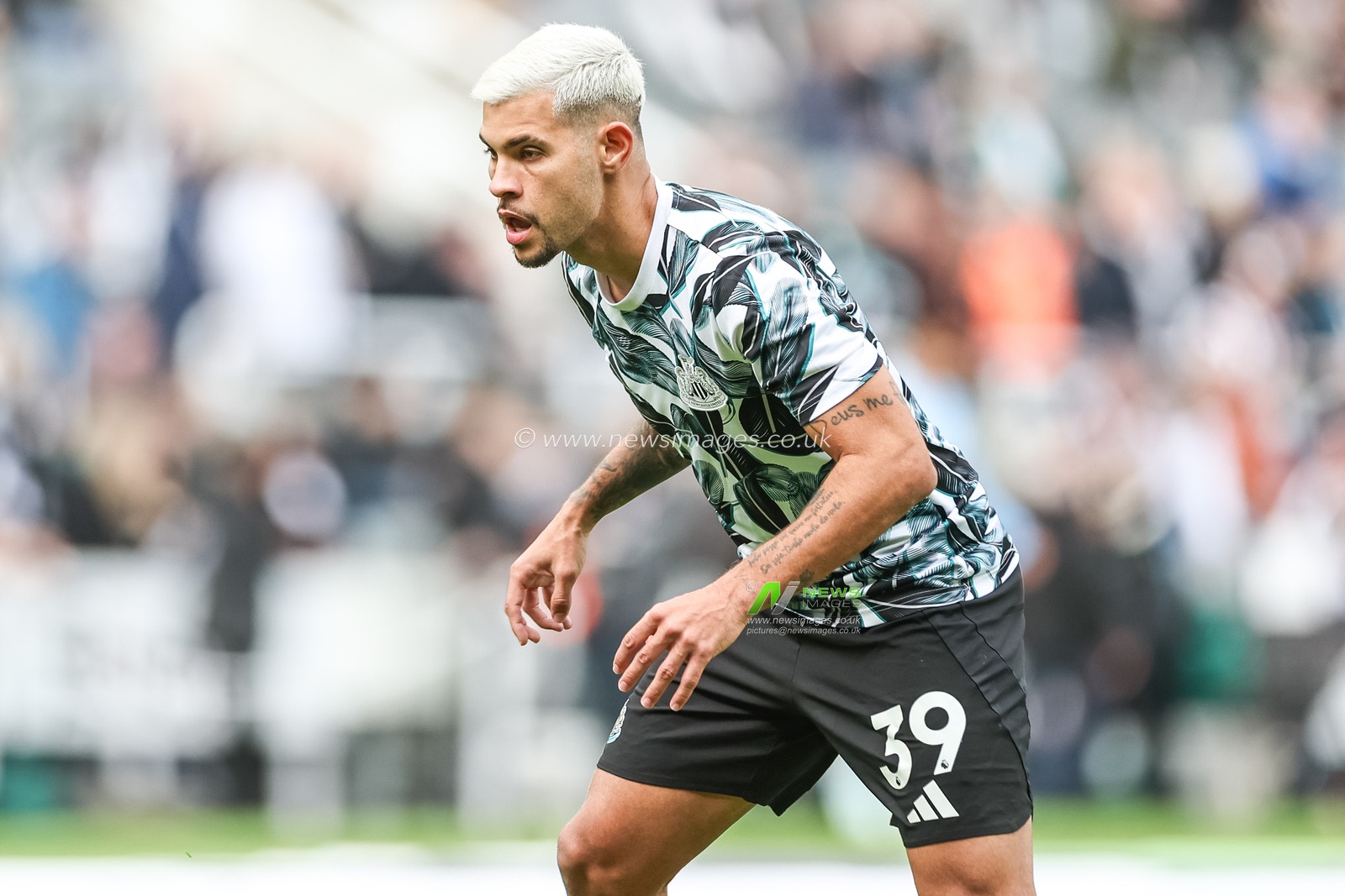 Bruno GuimarÃ£es of Newcastle United in the pregame warmup session during the Premier League match Newcastle United vs Manchester City at St. James's Park, Newcastle, United Kingdom, 28th September 2024

(Photo by Mark Cosgrove/News Images)