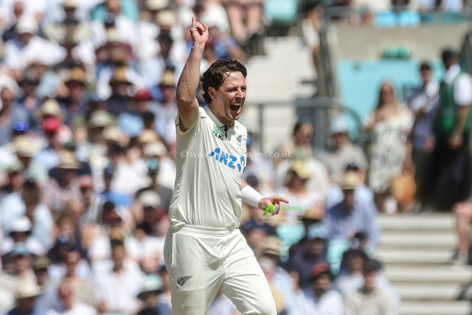 Matt Henry of New Zealand celebrates the wicket of Jofra Archer of England during the 2nd Rothesay Test Match Day 3 match England vs New Zealand at The Kia Oval, London, United Kingdom on 19 June 2026

(Photo by Mark Cosgrove/News Images)