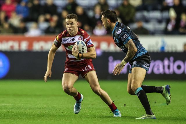 Jai Field of Wigan Warriors breaks with the ball during the Betfred Super League Semi Final 1 match Wigan Warriors vs Leigh Leopards at The Brick Community Stadium, Wigan, United Kingdom, 3rd October 2025

(Photo by Alfie Cosgrove/News Images)