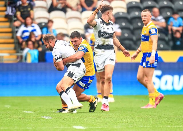 Aidan Sezer of Hull FC is tackled Ryan Hall  of Leeds Rhinos during the Betfred Super League Round 24 match Hull FC vs Leeds Rhinos at MKM Stadium, Hull, United Kingdom, 30th August 2025

(Photo by Richard Bierton/News Images)