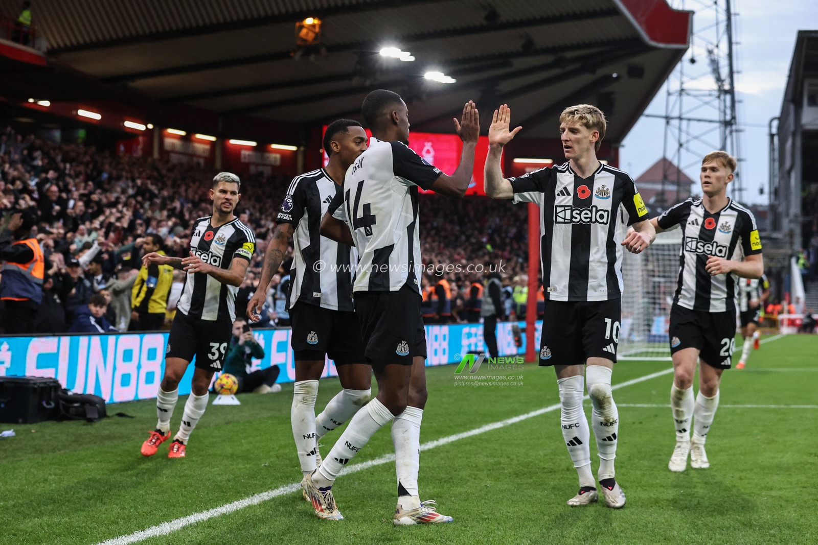 Alexander Isak of Newcastle celebrates his goal to make it 1-1 during the Premier League match Nottingham Forest vs Newcastle United at City Ground, Nottingham, United Kingdom, 10th November 2024

(Photo by Alfie Cosgrove/News Images)