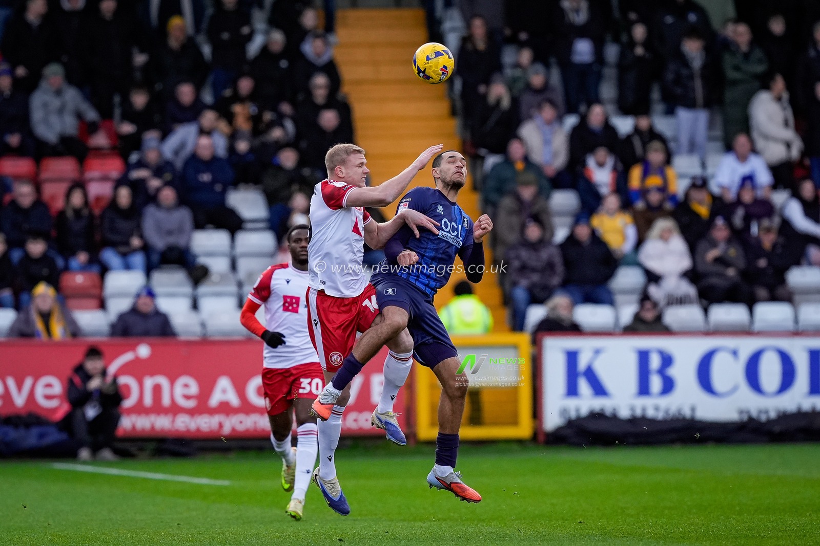 Jon Russell of Mansfield Town battles for the ball with Lewis Freestone of Stevenage during the Sky Bet League 1 match Stevenage vs Mansfield Town at Lamex Stadium, Stevenage, United Kingdom, 24th January 2026

(Photo by Maynard Manyowa/News Images)