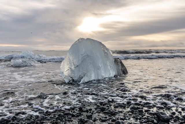 Small Iceberg's washed up on Diamond Beach that float down the river from JÃ¶kulsÃ¡rlÃ³n Glacial Lake , JÃ¶kulsÃ¡rlÃ³n, Iceland, 25th March 2025

(Photo by Alfie Cosgrove/News Images)