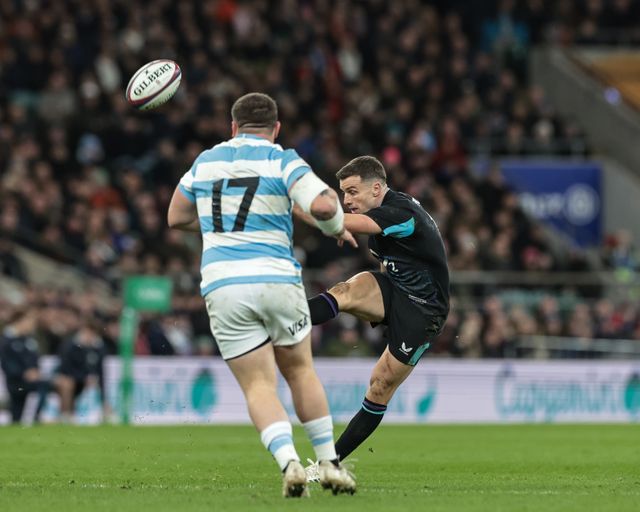 George ford of England tries a drop goal during the Quilter Nations Series 2025 match England vs Argentina at Allianz Stadium, Twickenham, United Kingdom, 23rd November 2025

(Photo by Mark Cosgrove/News Images)

*** GER AUT SUI OUT ***